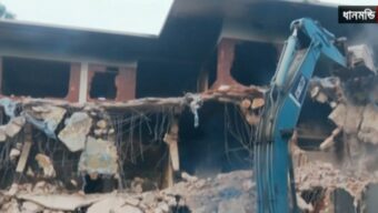 ক্ষোভের আগুণে শেষ স্বৈরাচারের তীর্থভূমি ৩২, পুড়িয়ে-গুঁড়িয়ে দেয়া হয়েছে আরো কয়েকটি বাড়ি