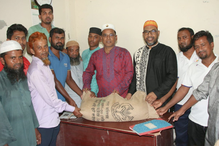 বরিশালের সংবাদপত্র হকার্স ইউনিয়নে খাদ্য সহায়তা