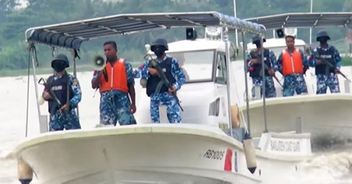 নিষেধাজ্ঞা অমান্য করে ইলিশ শিকারে  আটক ৮ জেলে