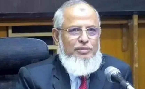 নদীর মাঝখানে নৌকাটা এমন নড়াচড়া করলে ডুবে যাবে’