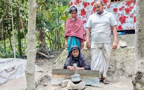ভোলায় শত শত টিউবওয়েল থেকে গ্যাস বের হচ্ছে, বিনা খরচে চলে স্থানীয়দের রান্না