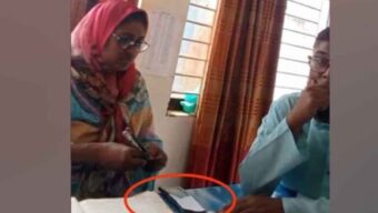 ঘুষের টাকা গুনে নেন ভূমি অফিসের কর্মচারী