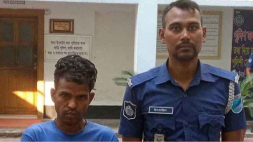 পুত্রবধুর সঙ্গে শ্বশুড়ের ইয়ে, ঘুমন্ত বাবাকে কোদাল দিয়ে কুপিয়ে হত্যা করলো ছেলে