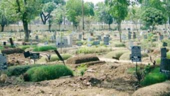 কবর থেকে  আগ্নেয়াস্ত্র উদ্ধার