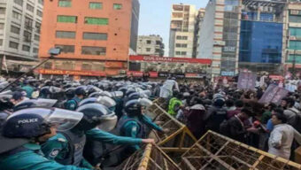 পুলিশ বাধায় আটকাল ‘মার্চ টু ইন্ডিয়ান হাইকমিশন’ কর্মসূচি