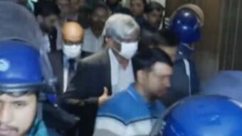 ৬ ঘণ্টা অবরুদ্ধ ছিলেন অর্থ উপদেষ্টা, বের হলেন পুলিশের সহায়তায়