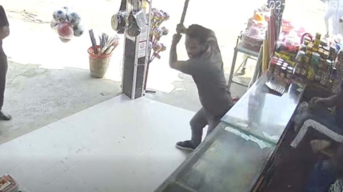 স্বেচ্ছাসেবক দলের নেতার বিরুদ্ধে ভাঙচুর ও ছিনতাইয়ের অভিযোগ