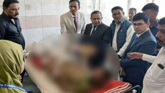 মিসফায়ারে গুলিবিদ্ধ দিনমজুরকে দেখতে গেলেন রিটার্নিং কর্মকর্তা