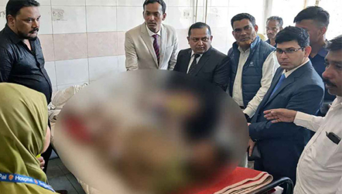 মিসফায়ারে গুলিবিদ্ধ দিনমজুরকে দেখতে গেলেন রিটার্নিং কর্মকর্তা