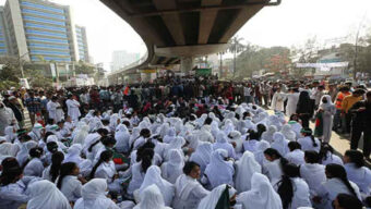 সাতরাস্তায় শিক্ষার্থীদের অবরোধে স্থবির তেজগাঁও