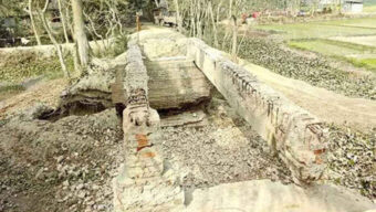 ব্রিজ ভেঙে বাড়ি নিয়ে গেলেন চেয়ারম্যান