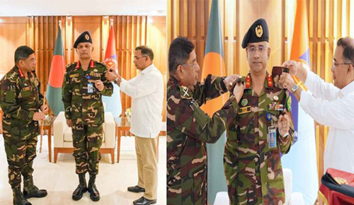 প্রধানমন্ত্রী নিজ হাতে সেনা কর্মকর্তাদের র‌্যাঙ্ক ব্যাজ পরান