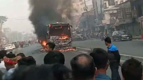 যাত্রীবাহী বাসে আগুন