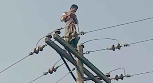 মোবাইল না পেয়ে বৈদ্যুতিক খুঁটিতে কিশোর