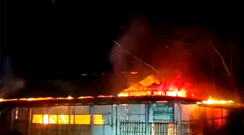 রাতের আঁধারে মসজিদে আগুন