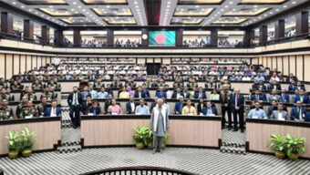 নিজ কার্যালয়ে বিদায়ী ভাষণ দিলেন প্রধান উপদেষ্টা