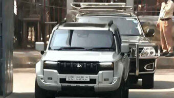 নিজের গাড়িতে যাতায়াতের সিদ্ধান্ত নিলেন প্রধানমন্ত্রী