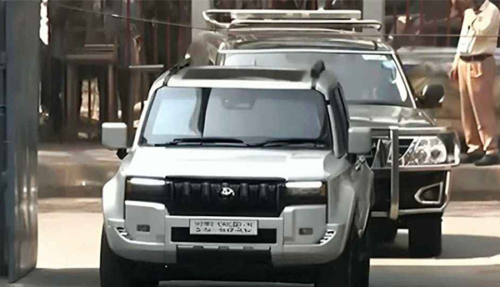 নিজের গাড়িতে যাতায়াতের সিদ্ধান্ত নিলেন প্রধানমন্ত্রী