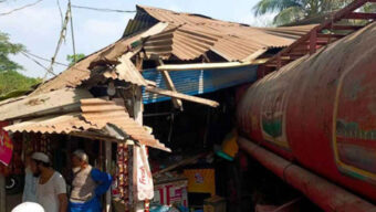 নিয়ন্ত্রণ হারিয়ে দোকানে ঢুকল তেলবাহী ট্রাক, ঘটনাস্থলেই নিহত ২